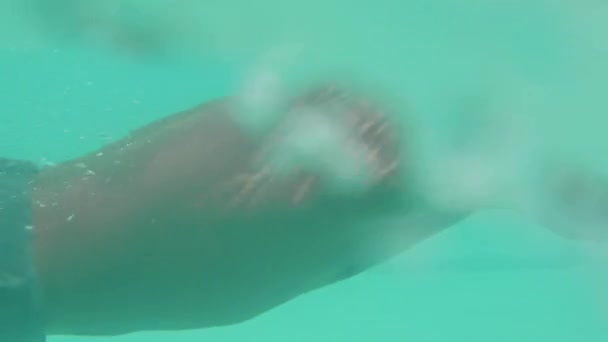 Unterwasserblick Eines Afroamerikaners Beim Schwimmen Freibad Einem Sommertag Während Des — Stockvideo