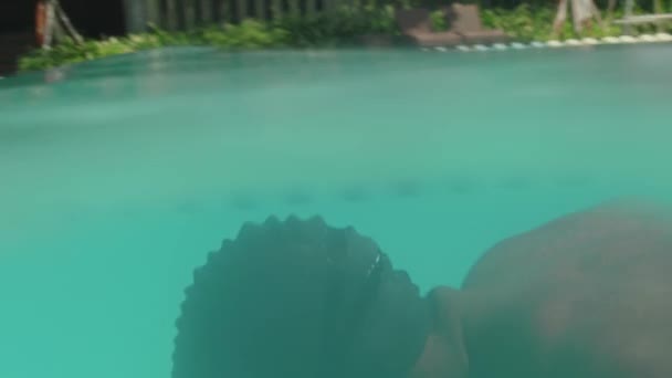 Boční Pohled Černocha Plavec Potápění Vody Plavání Při Tréninku Venkovním — Stock video
