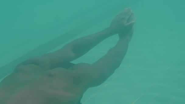 Podvodní Pohled Afroamerického Sportovce Plavajícího Bazénu Během Tréninku Držel Ruce — Stock video