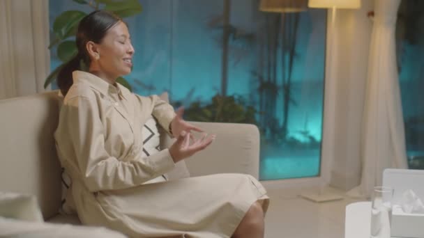 Pan Záběr Asijské Ženy Sedí Gauči Usmívá Vede Diskusi Afroamerickým — Stock video