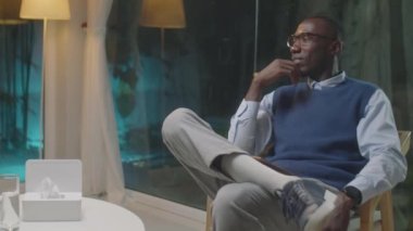 Akşamki terapi sırasında çeşitli aile çiftlerine danışmanlık yapan Afrika kökenli Amerikalı psikolog.