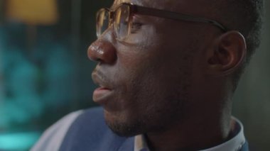 Terapi seansında hastalarla çalışırken Afrikalı Amerikalı psikologların konuşma ve hareketlerinin seçici odak noktasını kapat.