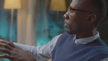 Afrika kökenli Amerikalı psikoloğun, ofisinde terapi seansı sırasında hastasına tavsiye verirken orta ölçekli yakın çekimi.