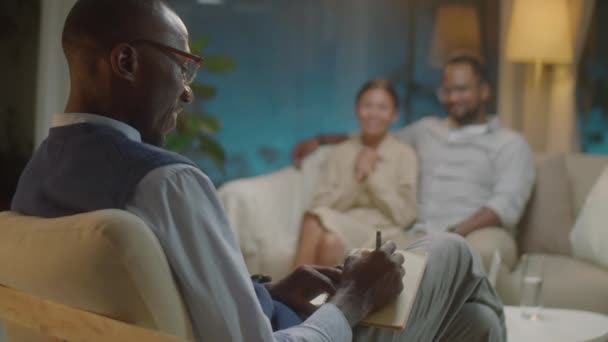 在治疗过程中 一对快乐的已婚夫妇坐在沙发上 面带微笑地谈论着他们与心理学家的关系 — 图库视频影像
