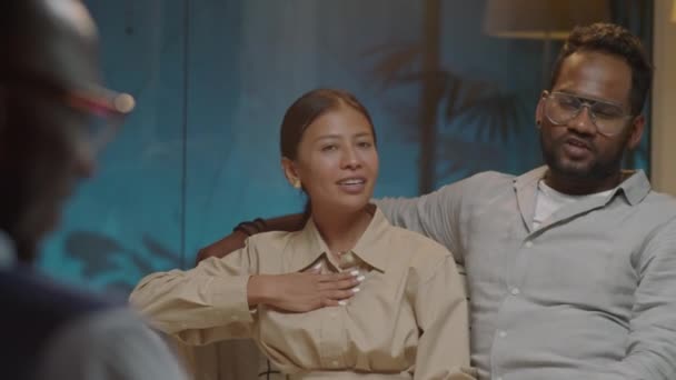 Egy Boldog Házaspár Válla Fölött Akik Együtt Ülnek Kanapén Mosolyognak — Stock videók