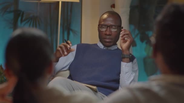 Selektywne Skupienie Się Ujęciu Afroamerykańskiego Terapeuty Rodzinnego Rozmawiającego Parą Podczas — Wideo stockowe