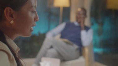 Aile terapistiyle evlilik danışmanlığı yaparken duygusal eşlerin tartışıp birbirlerini suçladığı yakın plan çekimleri.