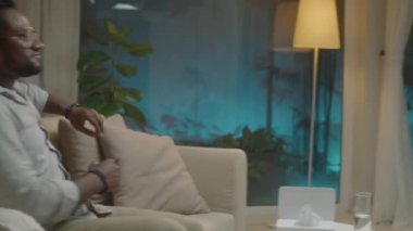 Asyalı kadın psikoloğun akşamları erkek hastayı el sıkışarak karşılaması ve onunla konuşması.