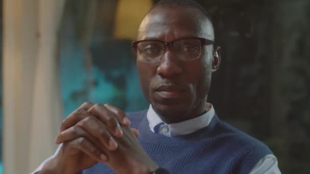 Borst Omhoog Portret Shot Van Ernstige Afro Amerikaanse Therapeut Poseren — Stockvideo