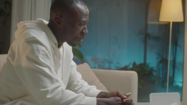 Pan Tiro Homem Afro Americano Reclamando Problemas Como Terapeuta Asiática — Vídeo de Stock
