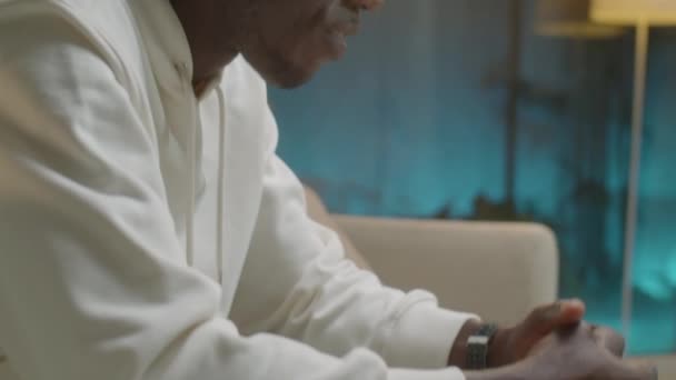 Afrikai Amerikai Férfi Kanapén Pszichológus Irodájában Este Elmondja Problémáit Terápia — Stock videók