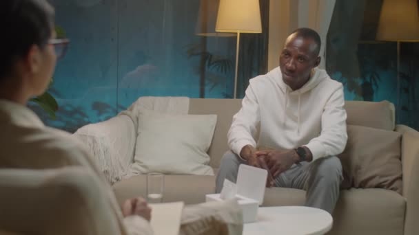 Kanepede Oturan Afrikalı Amerikalı Bir Adamın Omuz Üstünden Akşamları Terapi — Stok video