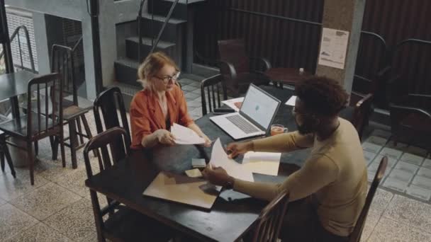 프리랜서 친화적 카페에서 사무실에서 일하는 노트북에 문서와 프로젝트를 논의하는 비즈니스 — 비디오