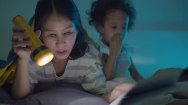 Mulher Asiática Deitada Sob Cobertor Cama Quarto Escuro Segurando Lanterna — Vídeo de Stock
