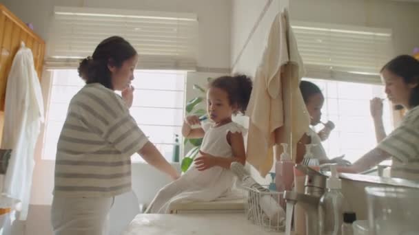 Asiático Mãe Bonito Pequena Filha Escovar Dentes Juntos Banheiro Manhã — Vídeo de Stock