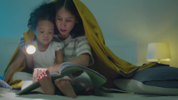 Средний Снимок Симпатичной Азиатской Девочки Матери Сидящей Одеялом Кровати Держащей — стоковое видео