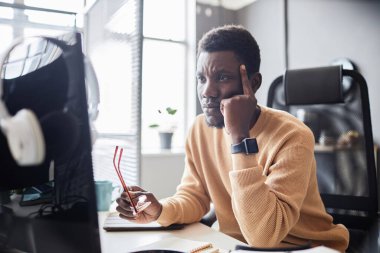 Düşünceli programcı bilişim ofisindeki işi sırasında yeni bir yazılım geliştirmeyi düşünüyor.