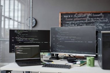 BT ofisindeki monitörlerde şifreli bilgisayarları olan programcıların çalışma yeri