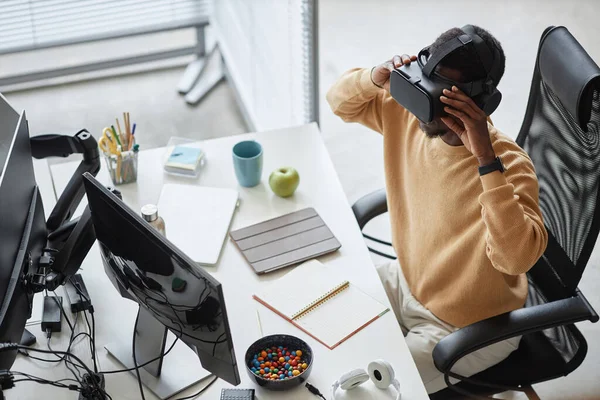 VR gözlüklerini test eden Afrikalı Amerikalı programcının yüksek açılı görüntüsü