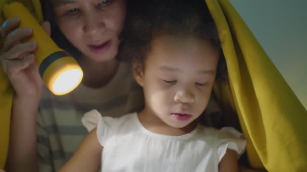 Закрыть Снимок Прекрасной Азиатской Девочки Сидящей Мамой Одеялом Темной Спальне — стоковое видео