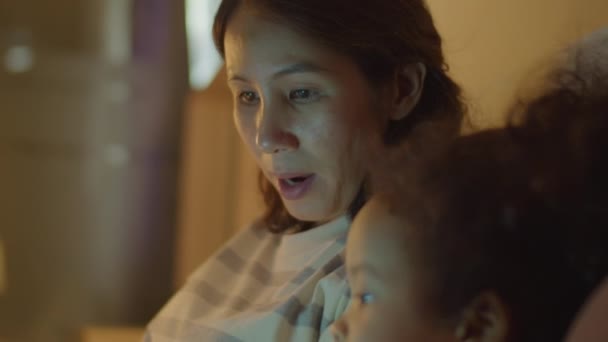 Asyalı Annenin Küçük Kızıyla Konuşurken Gülümsediği Akşam Evde Dijital Tablette — Stok video