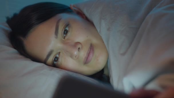 Nahaufnahme Einer Jungen Frau Die Nachts Unter Einer Decke Bett — Stockvideo