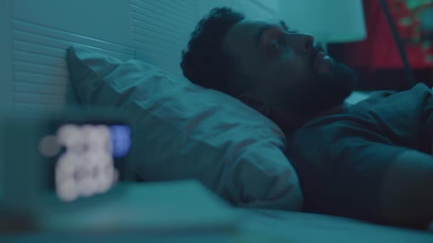 Jeune Homme Couché Lit Dans Une Pièce Sombre Regardant Vers — Video
