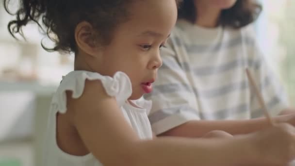 Close Tilt Shot Little Asian Girl Her Mother Drawing Paper — Vídeos de Stock