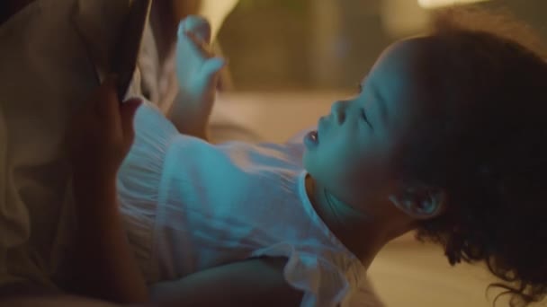 Küçük Asyalı Kızın Akşamları Karanlık Bir Odada Oturup Dijital Tabletle — Stok video