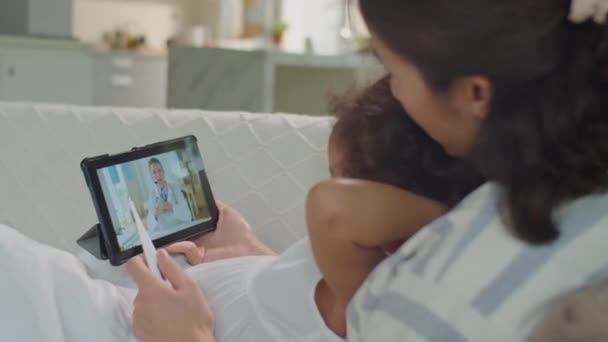 집에서 엄마와 디지털 태블릿에 통화를 소아과 온라인 온도계를 아시아 — 비디오