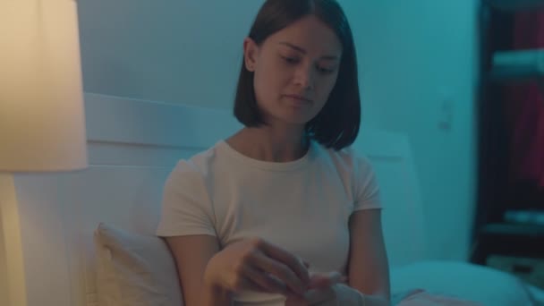 Jovem Mulher Tomando Pílulas Para Dormir Enquanto Prepara Para Dormir — Vídeo de Stock