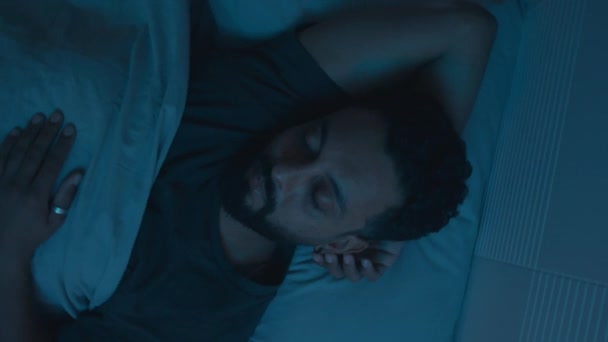 Сверху Вниз Снимок Молодого Бородатого Мужчины Спящего Постели Темной Комнате — стоковое видео
