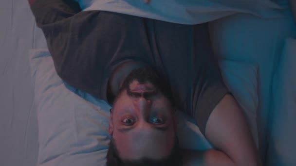 Зверху Вниз Знімок Камери Молодого Бородатого Чоловіка Лежить Ліжку Вночі — стокове відео