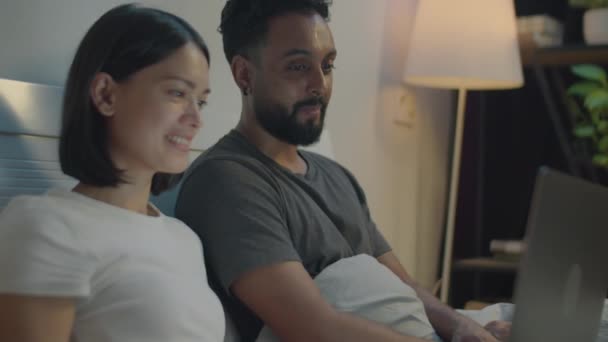 Junges Paar Schaut Film Auf Laptop Und Redet Bett Bevor — Stockvideo
