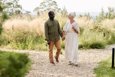 Mutlu son sınıf çifti el ele tutuşuyor ve birlikte dışarı çıkmanın tadını çıkarıyor.