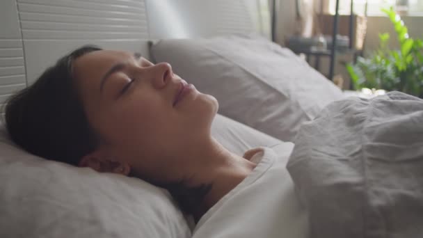 Κοντινό Πλάνο Της Νεαρής Όμορφης Γυναίκας Ξυπνάει Στο Κρεβάτι Τεντώνεται — Αρχείο Βίντεο