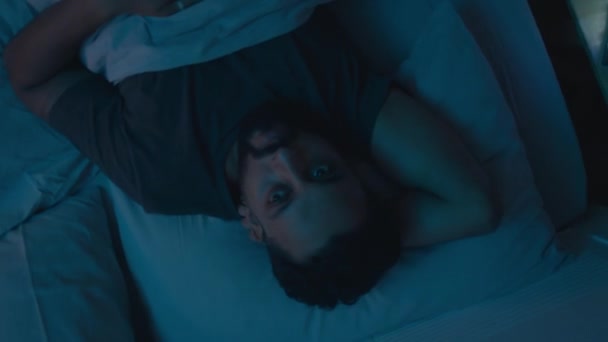 침대에 불면증으로 고통받는 카메라를보고 슬리플리스 베어드 남자의 카메라 — 비디오