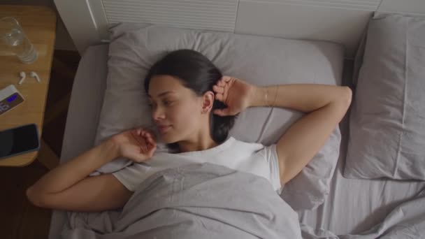 Aufnahme Von Oben Junge Frau Wacht Morgens Bett Auf Dehnt — Stockvideo