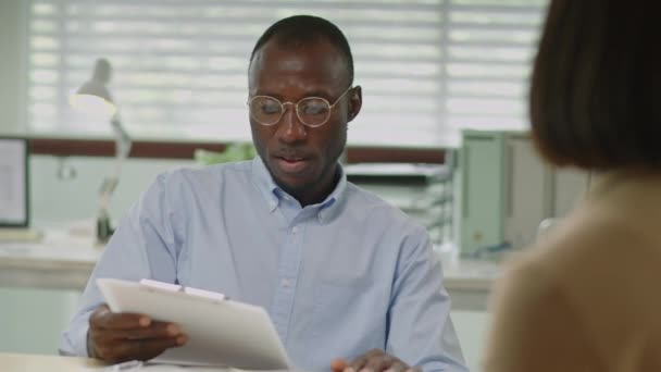 Schouder Schot Van Afro Amerikaanse Mannelijke Manager Controleren Spreken Met — Stockvideo