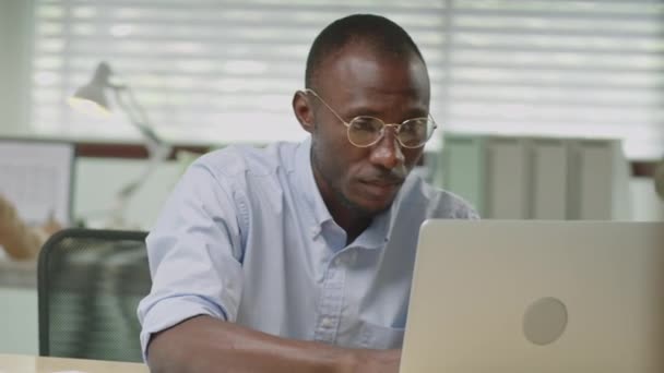 Medium Shot Van Afro Amerikaanse Zakenman Werken Laptop Krijgen Gefrustreerd — Stockvideo