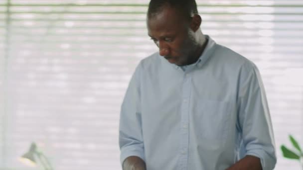 Афроамериканский Офисный Работник Упаковывает Свои Вещи Коробку Готовясь Покинуть Рабочее — стоковое видео