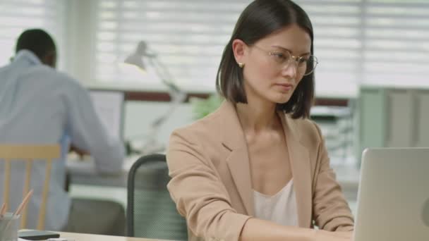 Tiro Médio Empresária Cansada Usando Laptop Seguida Tirar Óculos Esfregar — Vídeo de Stock