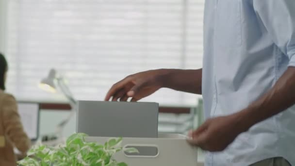 Afroamerikanischer Geschäftsmann Packt Seine Habseligkeiten Eine Schachtel Während Sich Darauf — Stockvideo