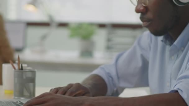 Nahaufnahme Eines Afroamerikanischen Geschäftsmannes Mit Drahtlosen Kopfhörern Der Musik Hört — Stockvideo