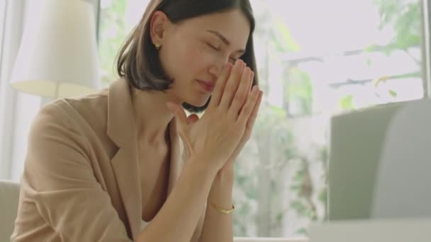 Mujer Molesta Sentada Casa Con Pensamientos Negativos Sintiéndose Mal Estresada — Vídeos de Stock