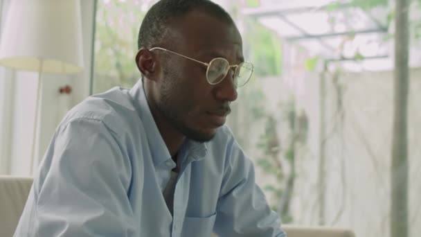 Hombre Afroamericano Estresado Camisa Formal Quitándose Las Gafas Teniendo Pensamientos — Vídeos de Stock