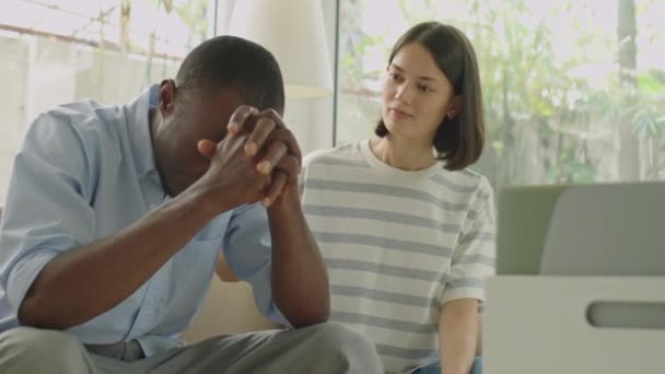 Esposa Carinhosa Apoiando Seu Marido Afro Americano Estressado Sentindo Frustrado — Vídeo de Stock