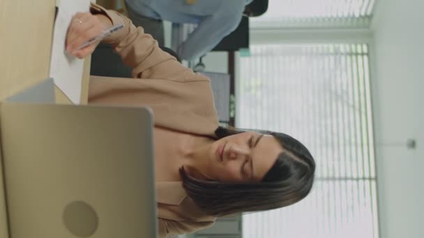 Vertikale Aufnahme Einer Jungen Geschäftsfrau Formalbekleidung Die Laptop Tippt Und — Stockvideo