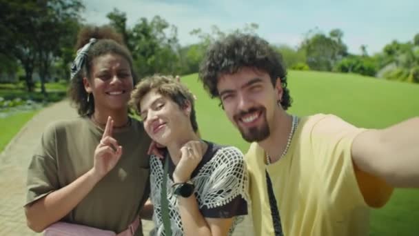 Mutlu Genç Arkadaşların Görüntüsü Kameraya Bakıyor Gülümsüyor Selfie Için Poz — Stok video