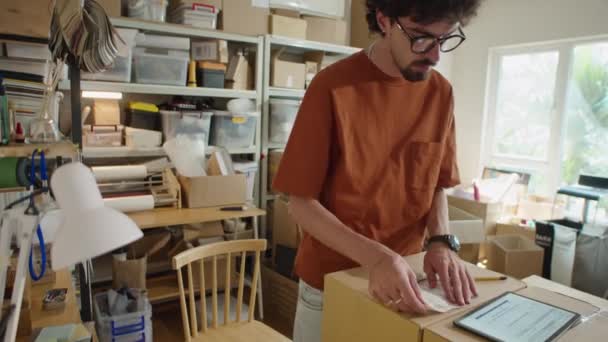 Genç Adam Karton Kutulara Etiket Yapıştırıyor Adreslerini Yazıyor Teslimat Bürosunda — Stok video